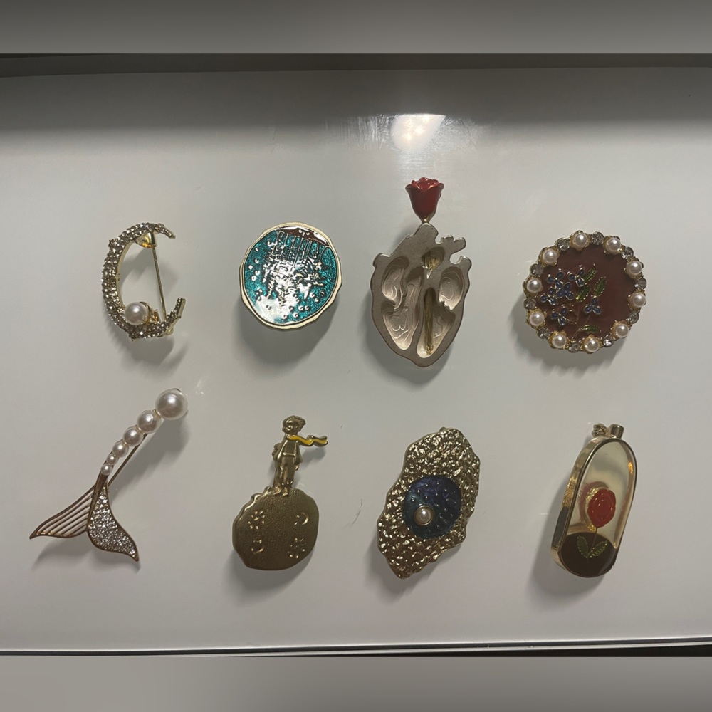 Brooches lot